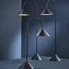 Lámpara de pie LED FRANDSEN Grasp, negra, 72 cm, metal