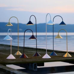 Lámpara de pie LED FRANDSEN Grasp, negra, 72 cm, metal
