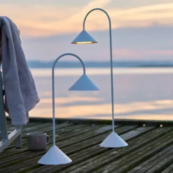 Lámpara de pie LED FRANDSEN Grasp, blanca, altura 72 cm, metal