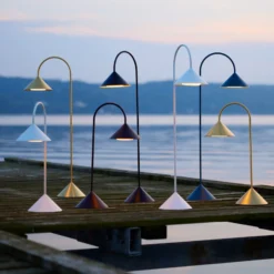 Lámpara de pie LED FRANDSEN Grasp, blanca, altura 72 cm, metal