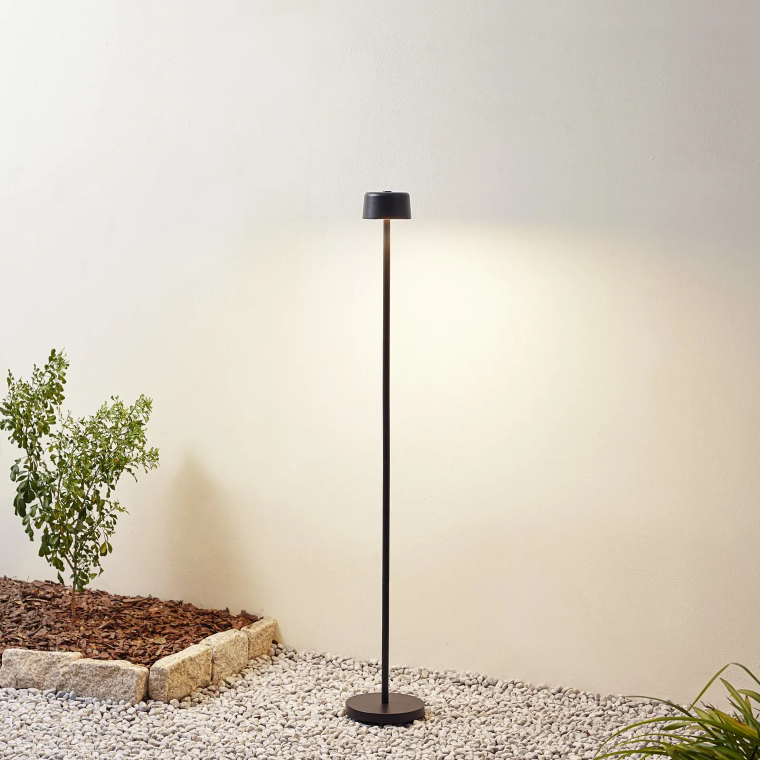 Lámpara de pie LED recargable Isason de Lindby, negra, aluminio, Ø 11 cm