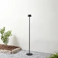 Lámpara de pie LED recargable Isason de Lindby, negra, aluminio, Ø 11 cm