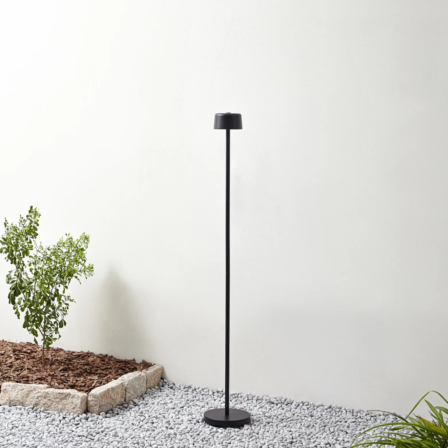 Lámpara de pie LED recargable Isason de Lindby, negra, aluminio, Ø 11 cm