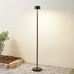 Lámpara de pie LED recargable Isason de Lindby, negra, aluminio, Ø 11 cm