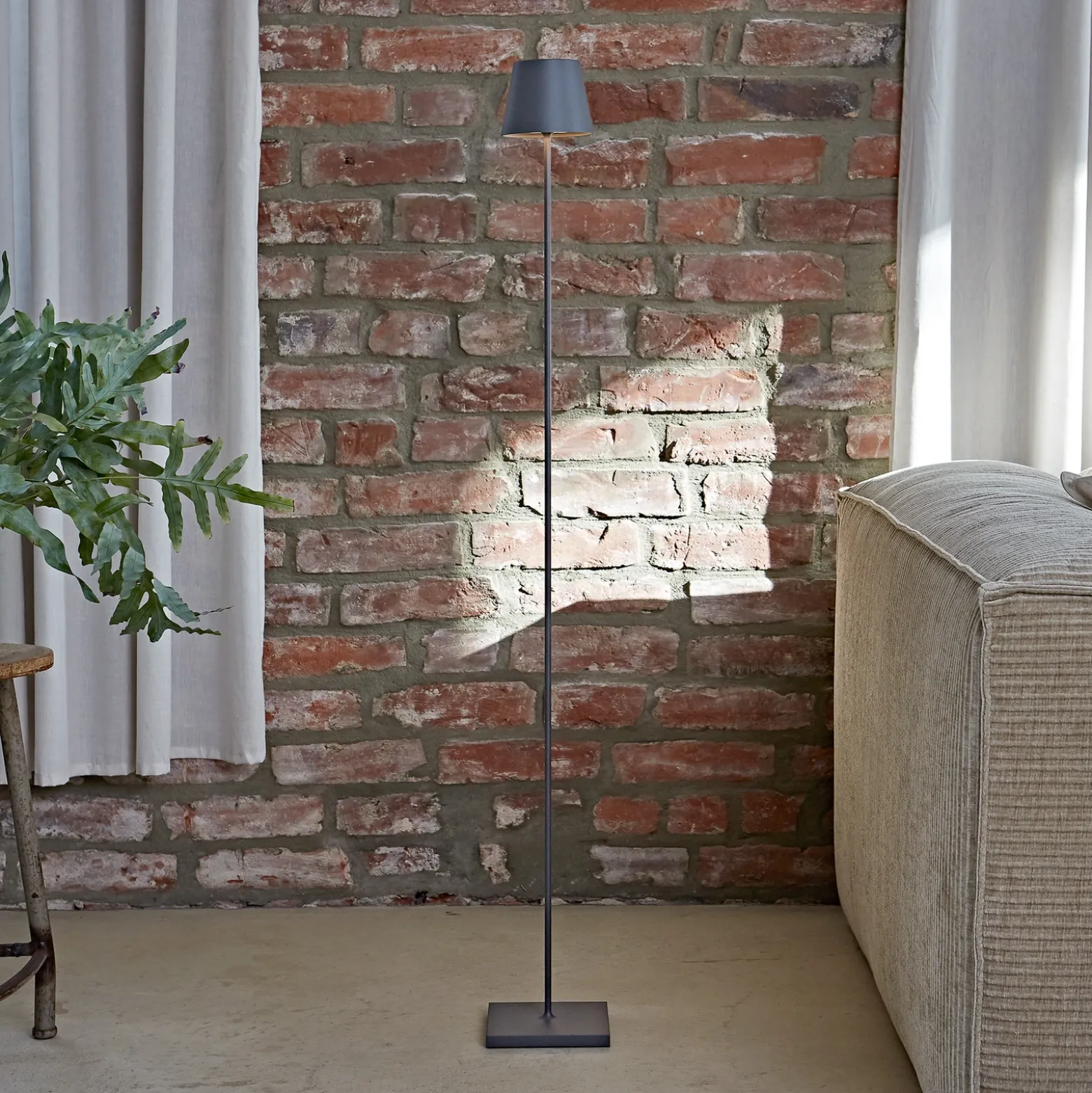 Lámpara de pie LED recargable Nuindie IP54 120 cm redonda USB-C grafito