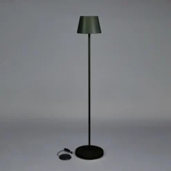 Lámpara de pie LED recargable Pomezia, negra, 124 cm, IP54, USB