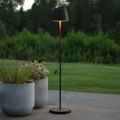 Lámpara de pie LED recargable Pomezia, negra, 124 cm, IP54, USB
