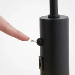Lámpara de pie Lindby Zinia, negra, estante, conexión USB