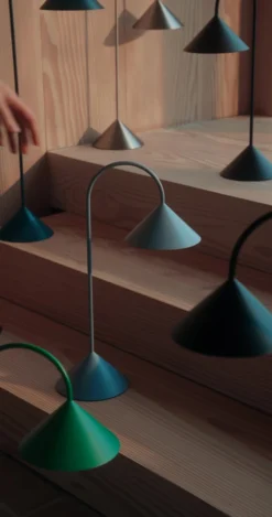 Lámpara de pie recargable LED FRANDSEN Grasp, color petróleo, 72 cm, metal