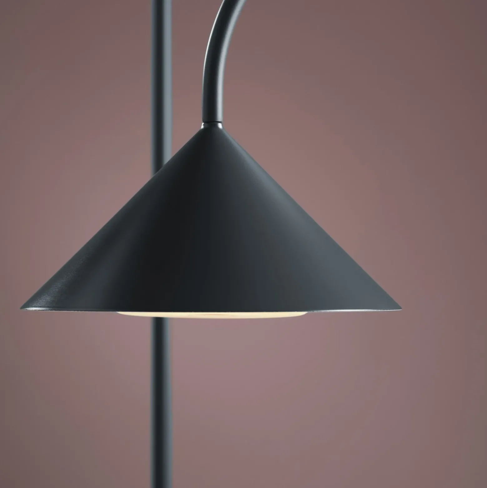 Lámpara de pie recargable LED FRANDSEN Grasp, color petróleo, 72 cm, metal