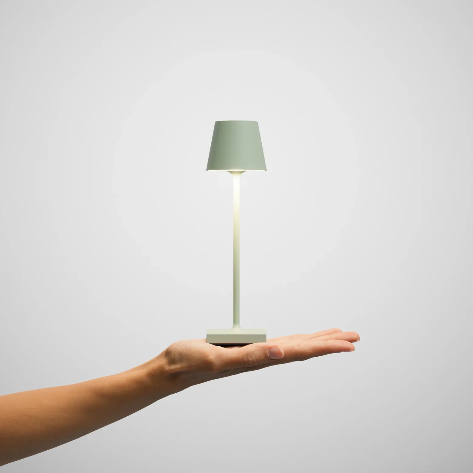 Lámpara de sobremesa recargable LED de bolsillo Nuindie, verde salvia, IP54,