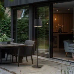 Lámpara de terraza Lucande Andrei, gris, 150cm de altura, IP54, E27