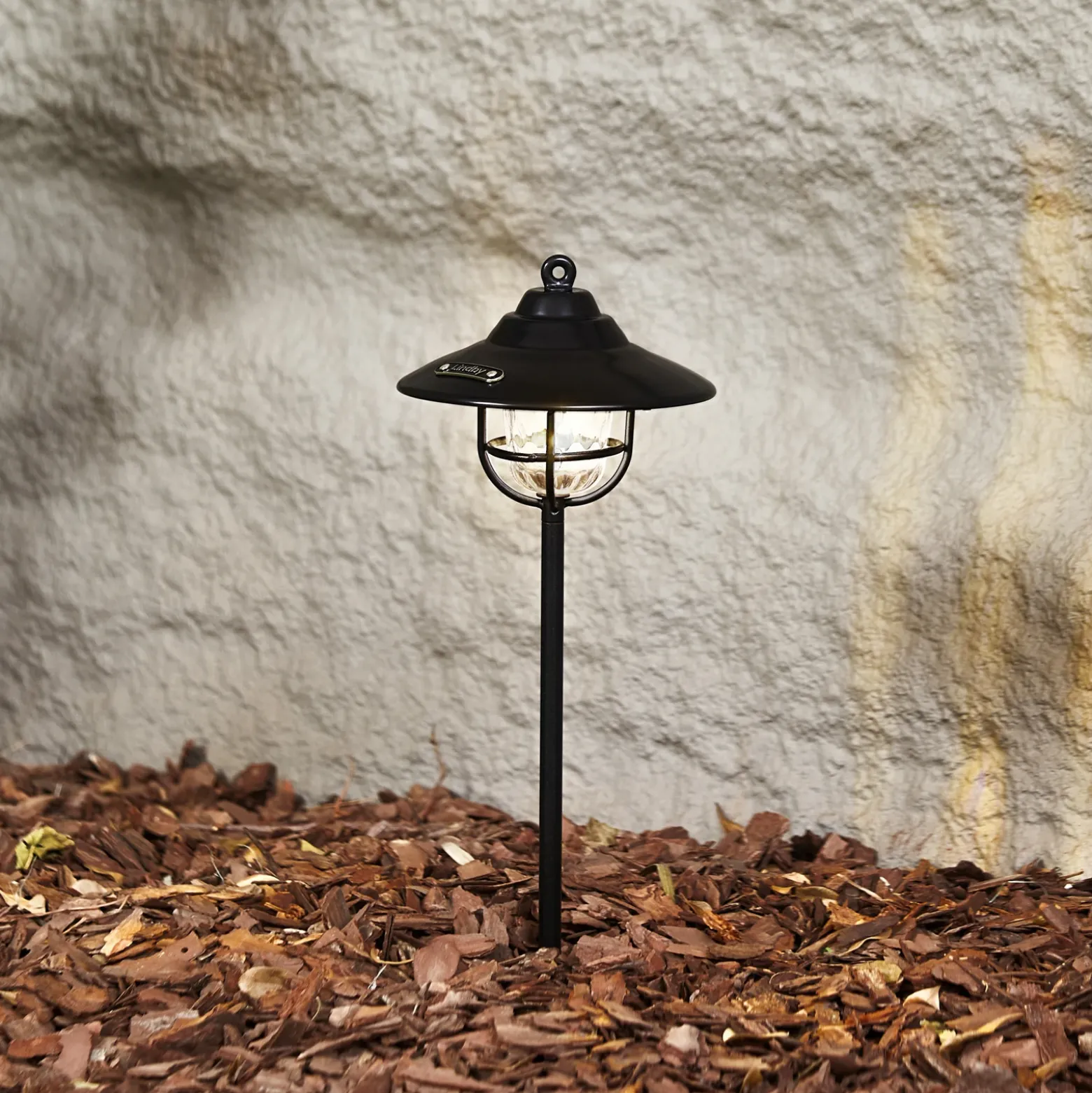 Lámpara exterior LED Lindby Ketil, negra, pica de tierra, batería