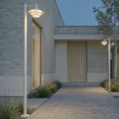 Lámpara exterior LED Lucande Montaro, blanca, 220 cm, IP54