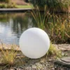 Lámpara globo Lindby Valyra, Ø 50 cm, IP54, pica para suelo