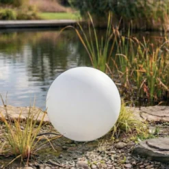 Lámpara globo Lindby Valyra, Ø 50 cm, IP54, pica para suelo