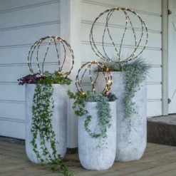 Lámpara LED con pica Esfera, Ø 30 cm, pila metálica negra