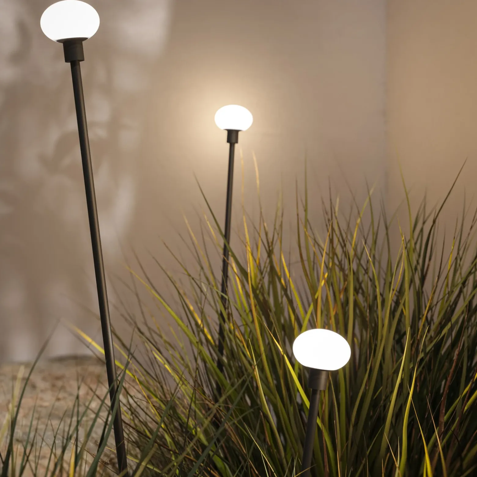Lámpara LED con pica Karman MINUIT, altura 210 cm, negro, IP65