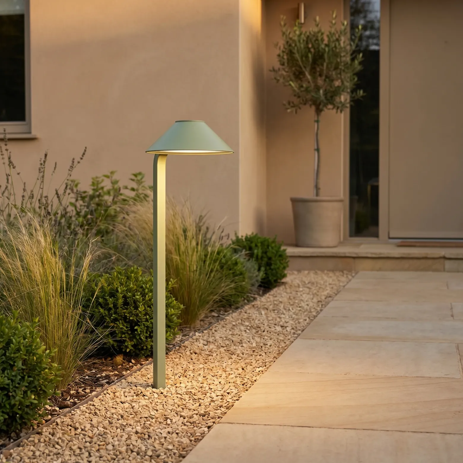 Lámpara LED con pica Lindby Capelo, verde claro, 78 cm, IP65