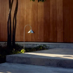 Lámpara LED con pica para clavar en el suelo Grasp de FRANDSEN, acero
