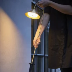 Lámpara LED con pica para suelo FRANDSEN Grasp, color latón, 82 cm, IP44