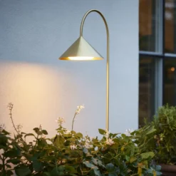 Lámpara LED con pica para suelo FRANDSEN Grasp, color latón, 82 cm, IP44