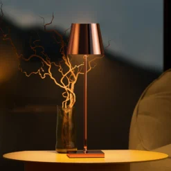Lámpara LED de mesa recargable Nuindie, USB-C, cobre, IP54, atenuable