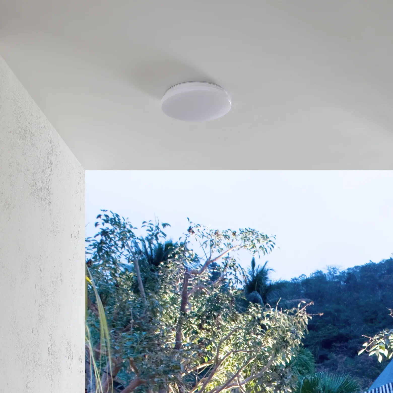 Lámpara LED de techo para exterior Doki de Lindby, 26 cm, blanca, plástico