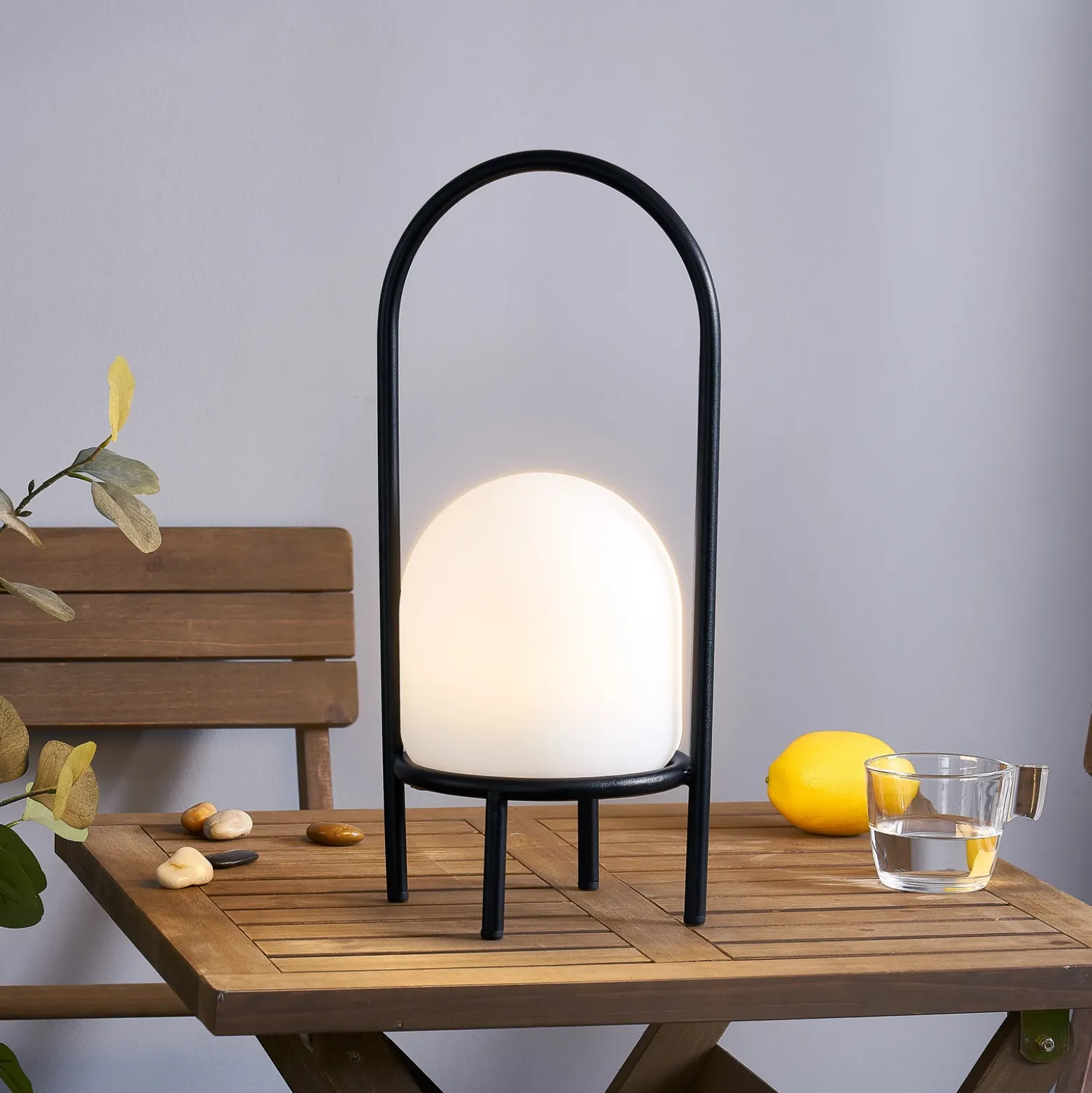 Lámpara LED para terraza Lindby Eleia, negra, metal, batería recargable