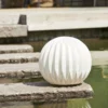 Lámpara LED para terraza Sandy, Ø 30 cm pila de plástico blanco