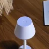 Lámpara LED recargable Lindby Gaja, blanca, USB, IP44, RGBW, atenuable