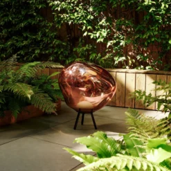 Lámpara LED recargable para terraza Melt grande de Tom Dixon, color cobre
