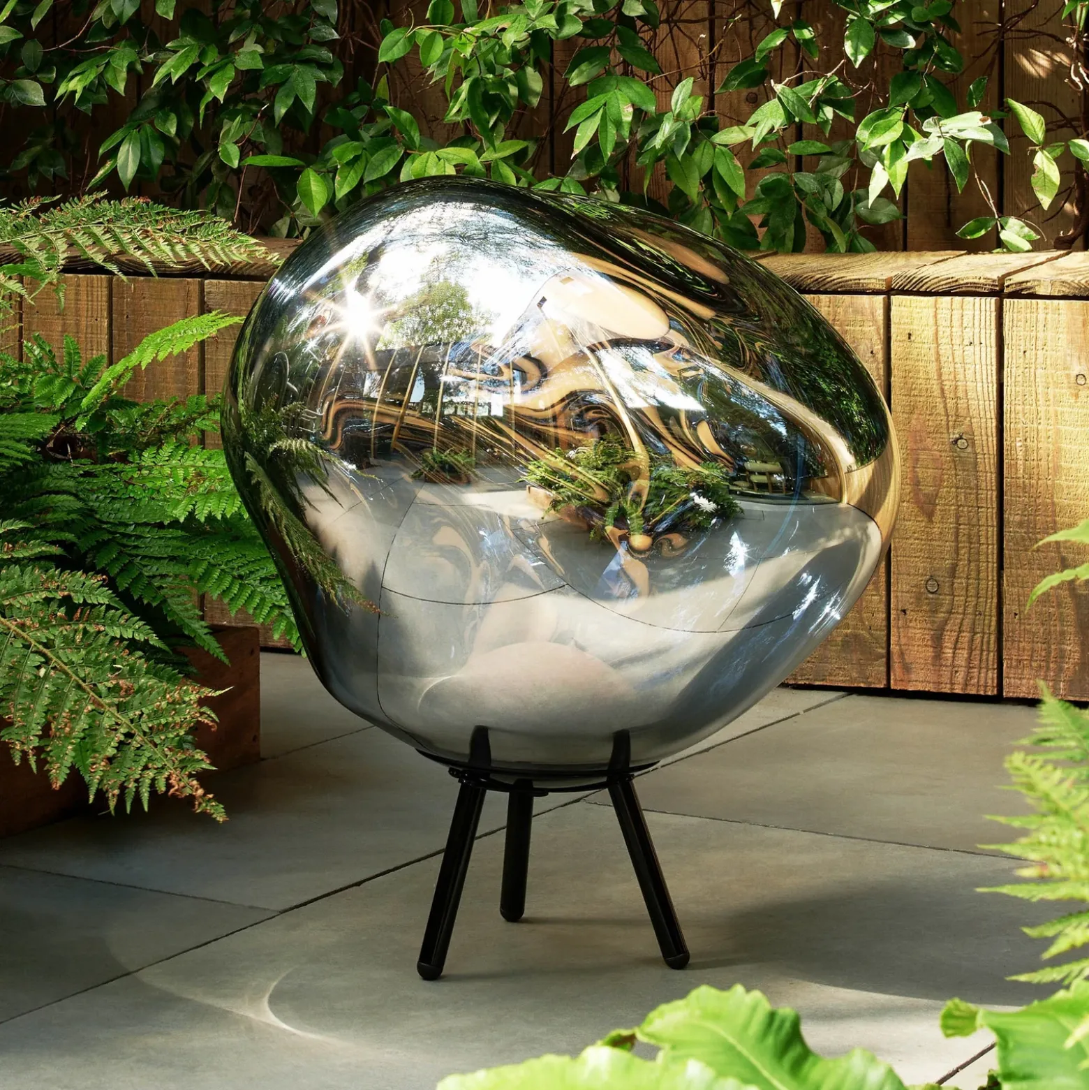 Lámpara LED recargable para terraza Melt grande de Tom Dixon, color plateado