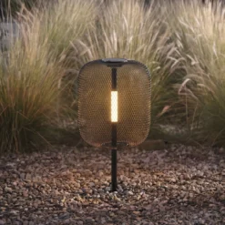 Lámpara LED solar de pie para jardín Faylen de Lucande, negra, IP65