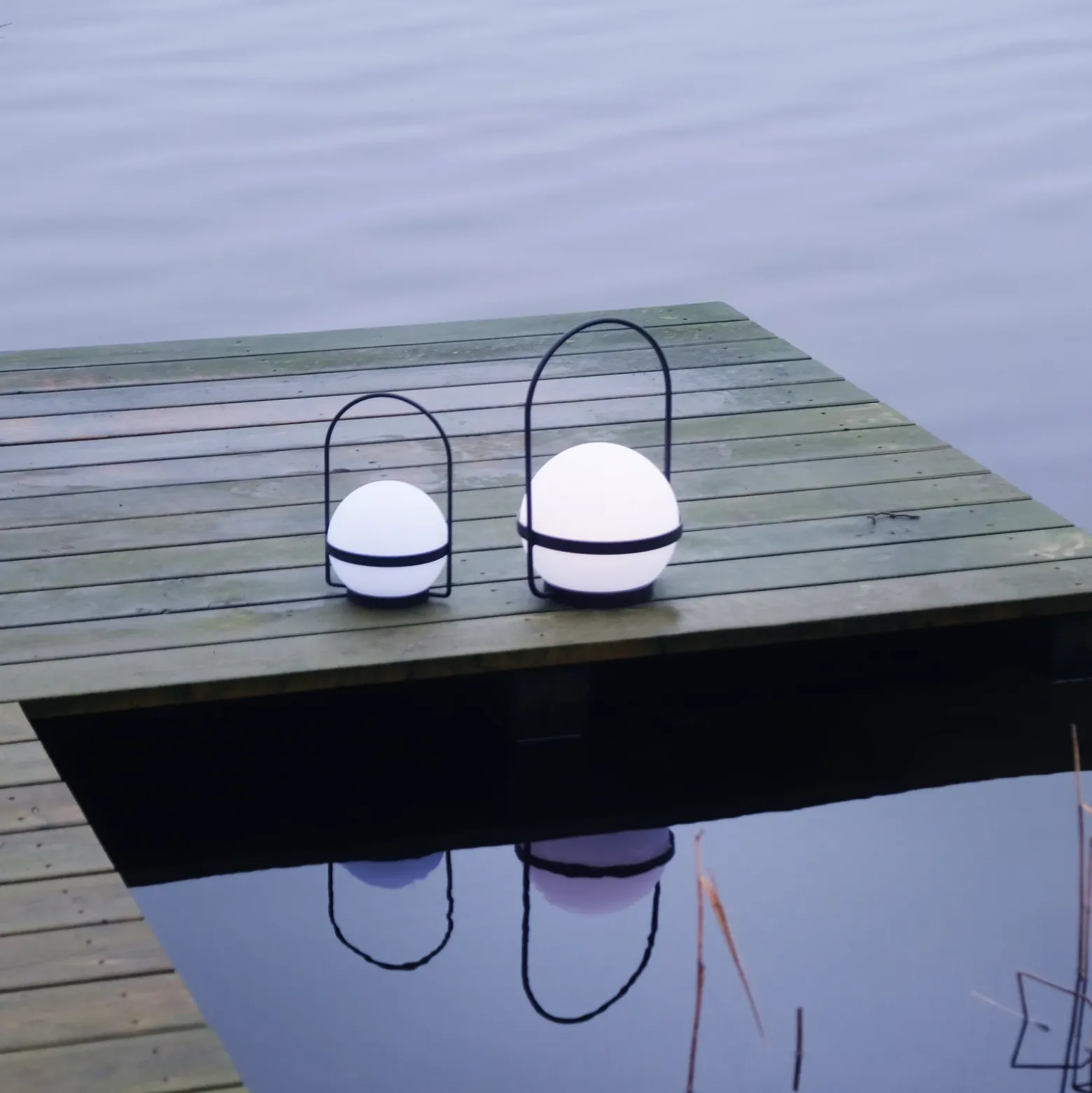 Lámpara LED solar Dyberg Larsen Summer, blanco/negro, altura 26 cm