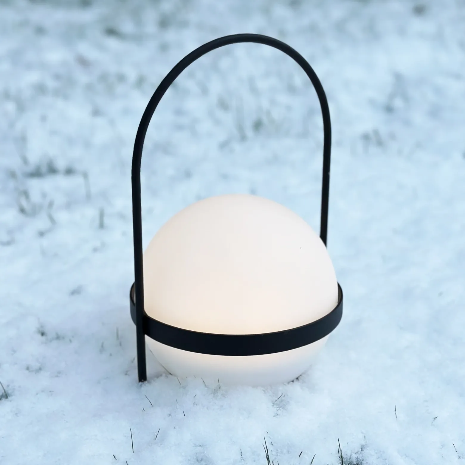 Lámpara LED solar Dyberg Larsen Summer, blanco/negro, altura 26 cm