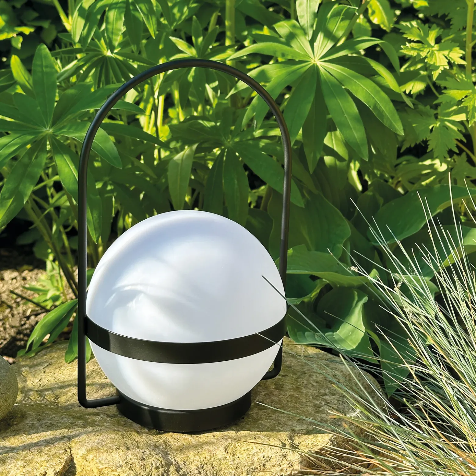 Lámpara LED solar Dyberg Larsen Summer, blanco/negro, altura 26 cm