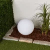 Lámpara LED solar Lago de Lindby, Ø 30 cm, globo, pincho de suelo, blanco