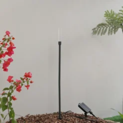 Lámpara LED solar Lindby Balian, negra, aluminio, 3000 K