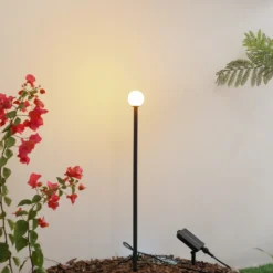 Lámpara LED solar Lindby Freydis, negra, aluminio, 2000 K