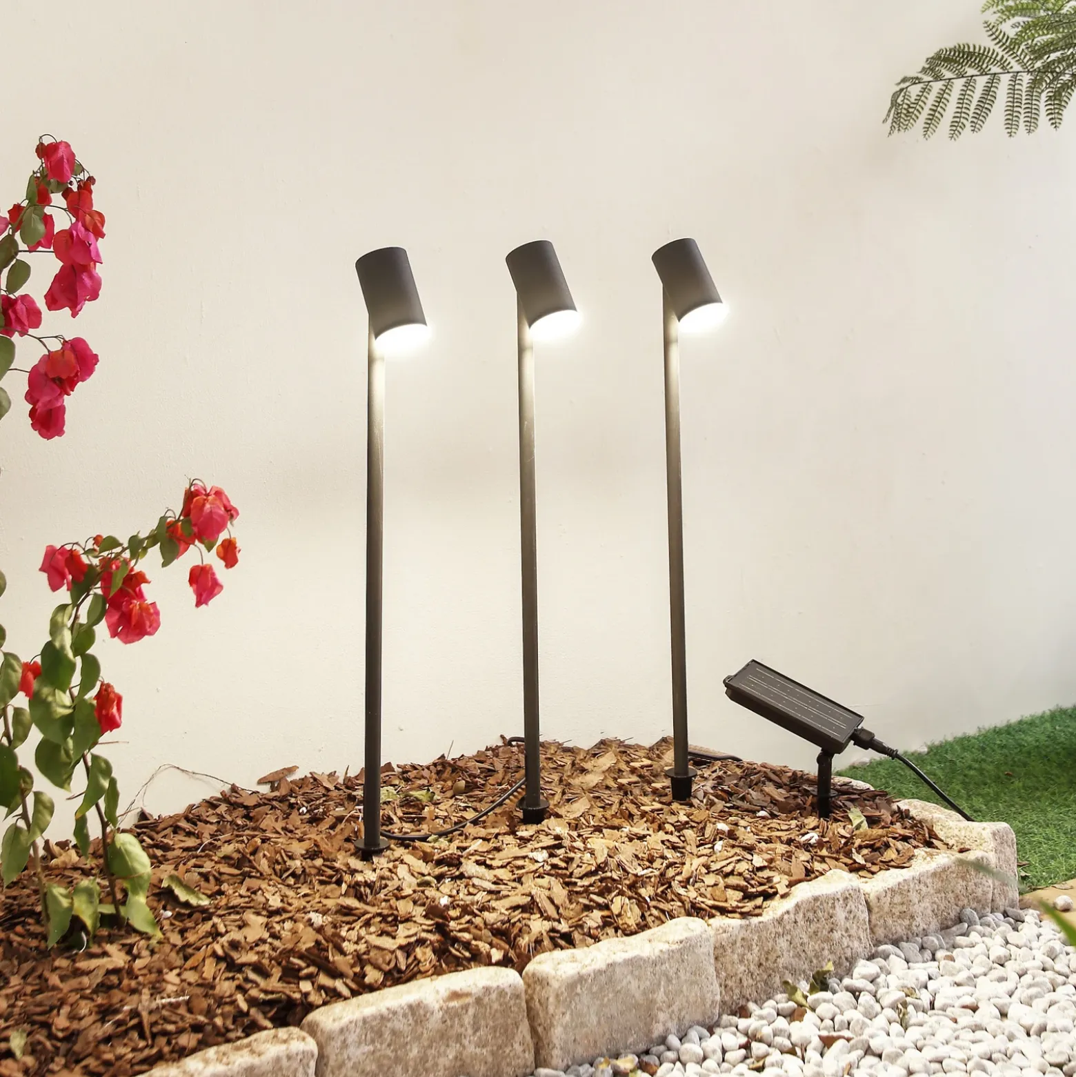 Lámpara LED solar Lindby Myric, juego de 3, negro, aluminio, 3000 K