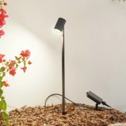 Lámpara LED solar Lindby Myric, negra, aluminio, 3000 K