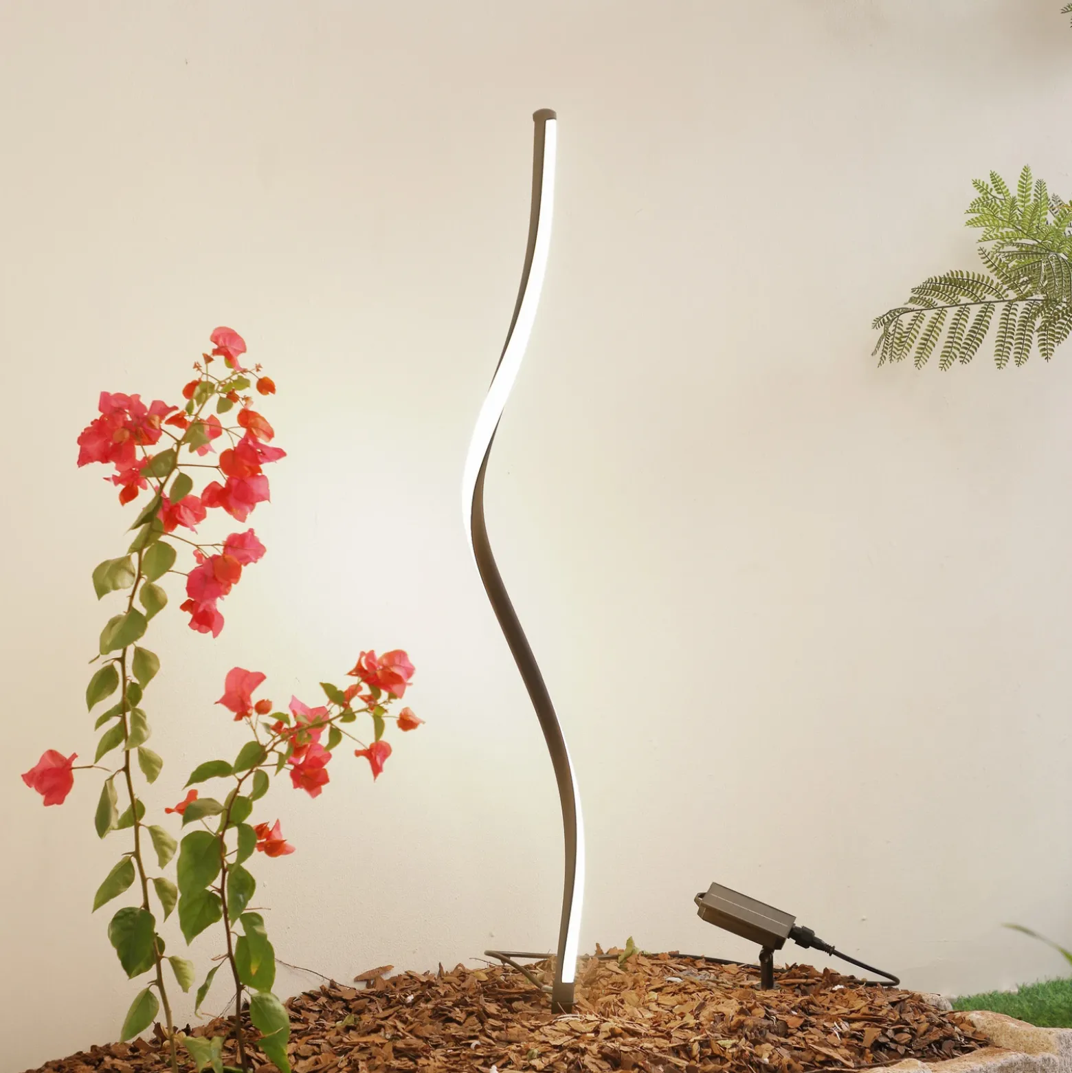 Lámpara LED solar Lindby Sabriel, curvada, negra, aluminio, 3000 K
