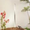 Lámpara LED solar Lindby Sabriel, recta, negra, aluminio, 3000 K