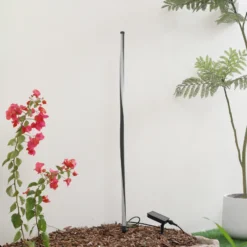 Lámpara LED solar Lindby Sabriel, recta, negra, aluminio, 3000 K