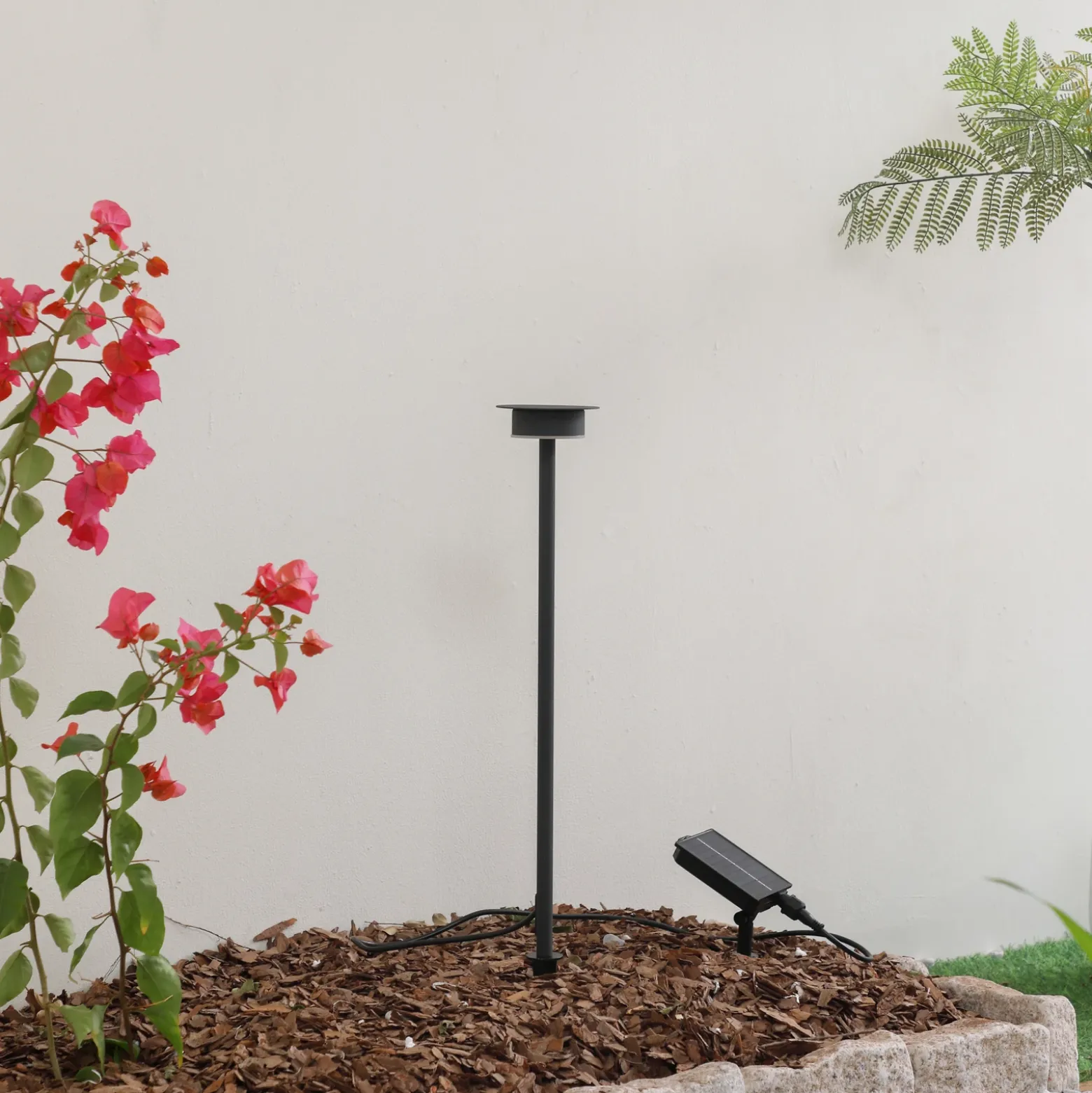 Lámpara LED solar Lyris de Lindby, negra, aluminio, 3000 K
