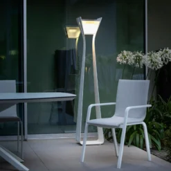 Lámpara LED solar Osmoz de aluminio, 175 cm, blanca