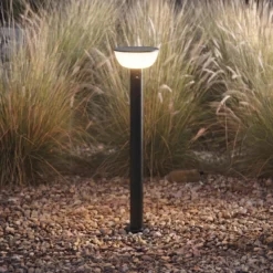 Lámpara LED solar para caminos Lindby Obintu, negra, 63 cm, con sensor