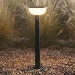 Lámpara LED solar para caminos Lindby Obintu, negra, 63 cm, con sensor