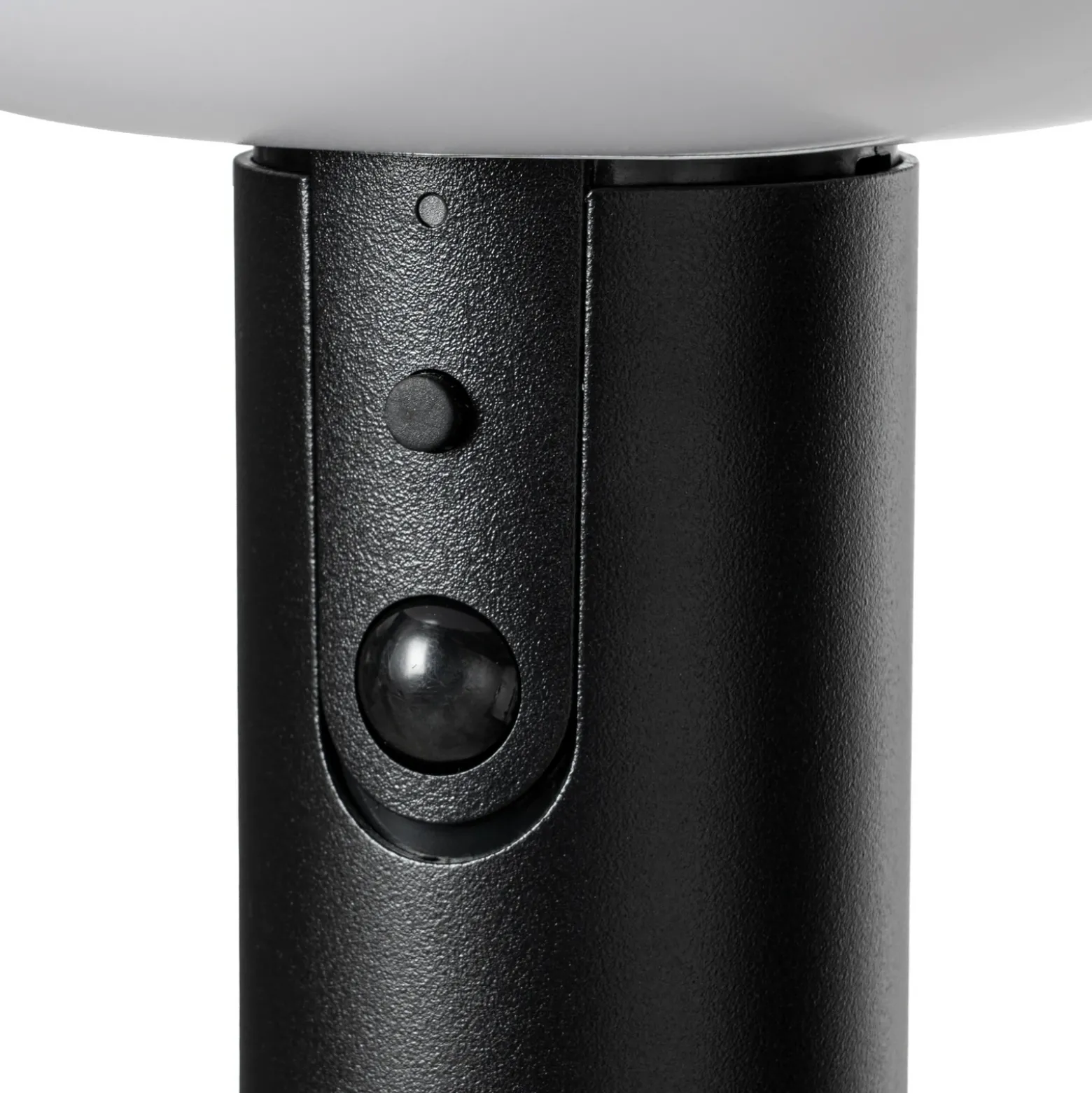 Lámpara LED solar para caminos Lindby Obintu, negra, 63 cm, con sensor